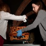 Ustawianie szkatuły w gablocie ekspozycyjnej